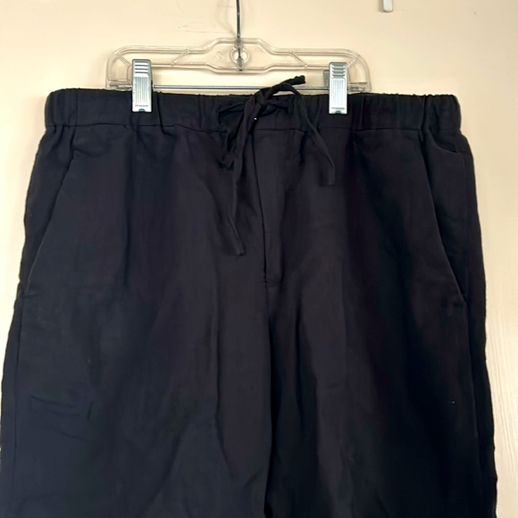 NWOT. H&M linen/ cotton relaxed fit black shorts. Lightweight summer wear. - Picture 2 of 8